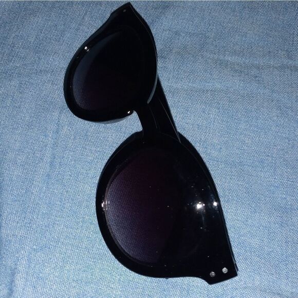 One pair of shades  - Picture 1 of 7